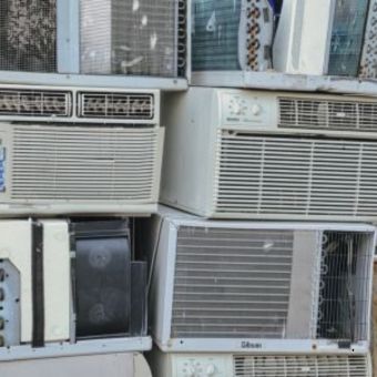 يوفر نظام تكييف الهواء في المركز التجاري التبريد